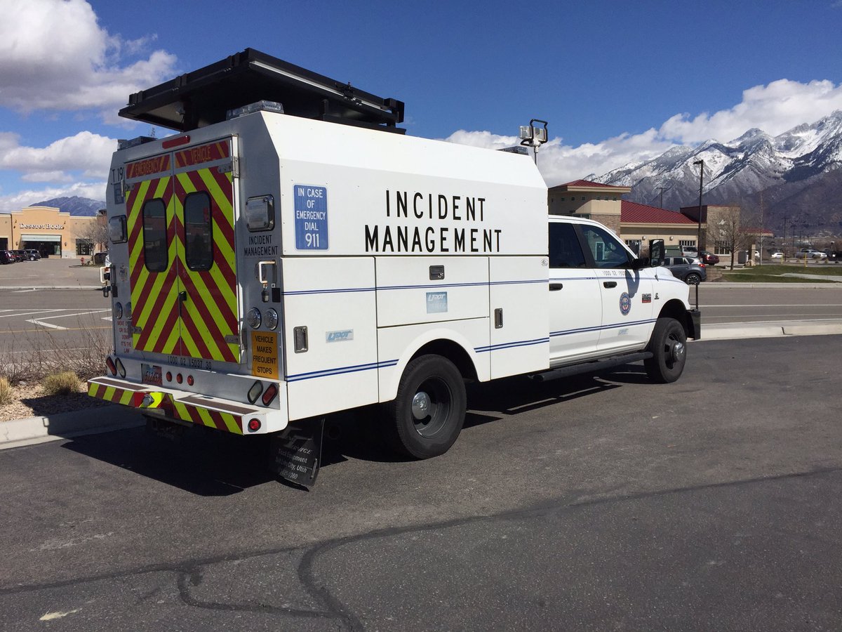 LucyRC_15's tweet photo. Thanks to @UtahDOT Incident Management Team for help with the flat tire today! #springbreakresearch https://t.co/OGGYBjtXuB