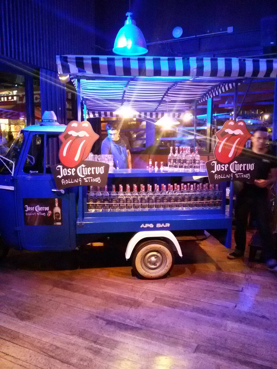 JoseCuervoCl's tweet photo. Estamos a pocos minutos del lanzamiento de #JoseCuervoRollingStones en Backstage de Patio Bellavista! https://t.co/Y2268IdsqJ