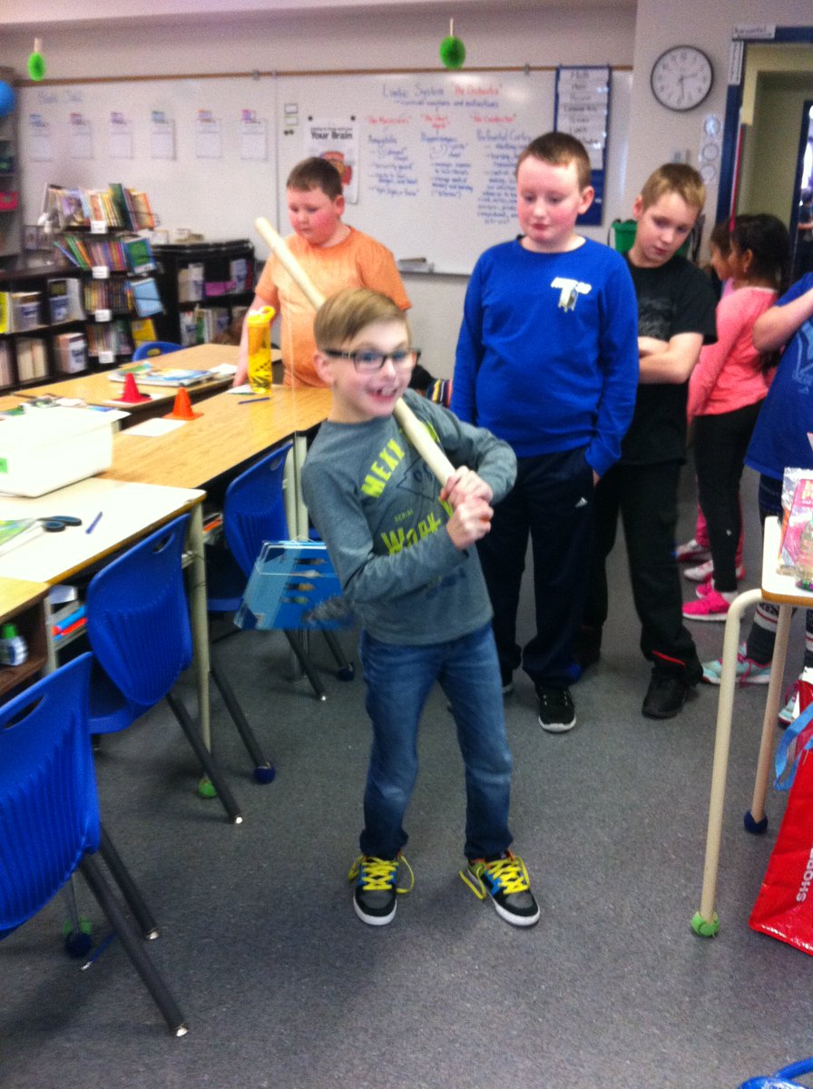 MsBarringtonCG's tweet image. Some excited faces as we use our shoulders as a fulcrum @TimberleaSchool @FMPSD #whytimberlearocks #levers #science