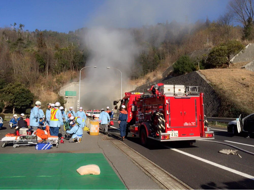 長いトンネルの真ん中で、トラックが爆発すると、こんな大惨事になる...