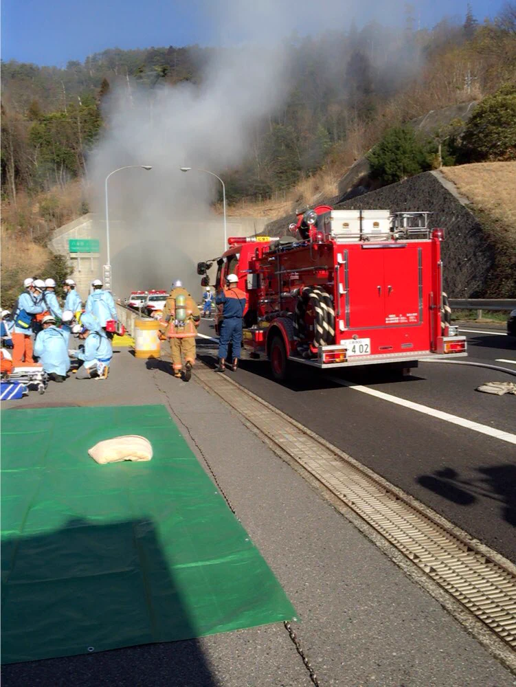 長いトンネルの真ん中で、トラックが爆発すると、こんな大惨事になる...