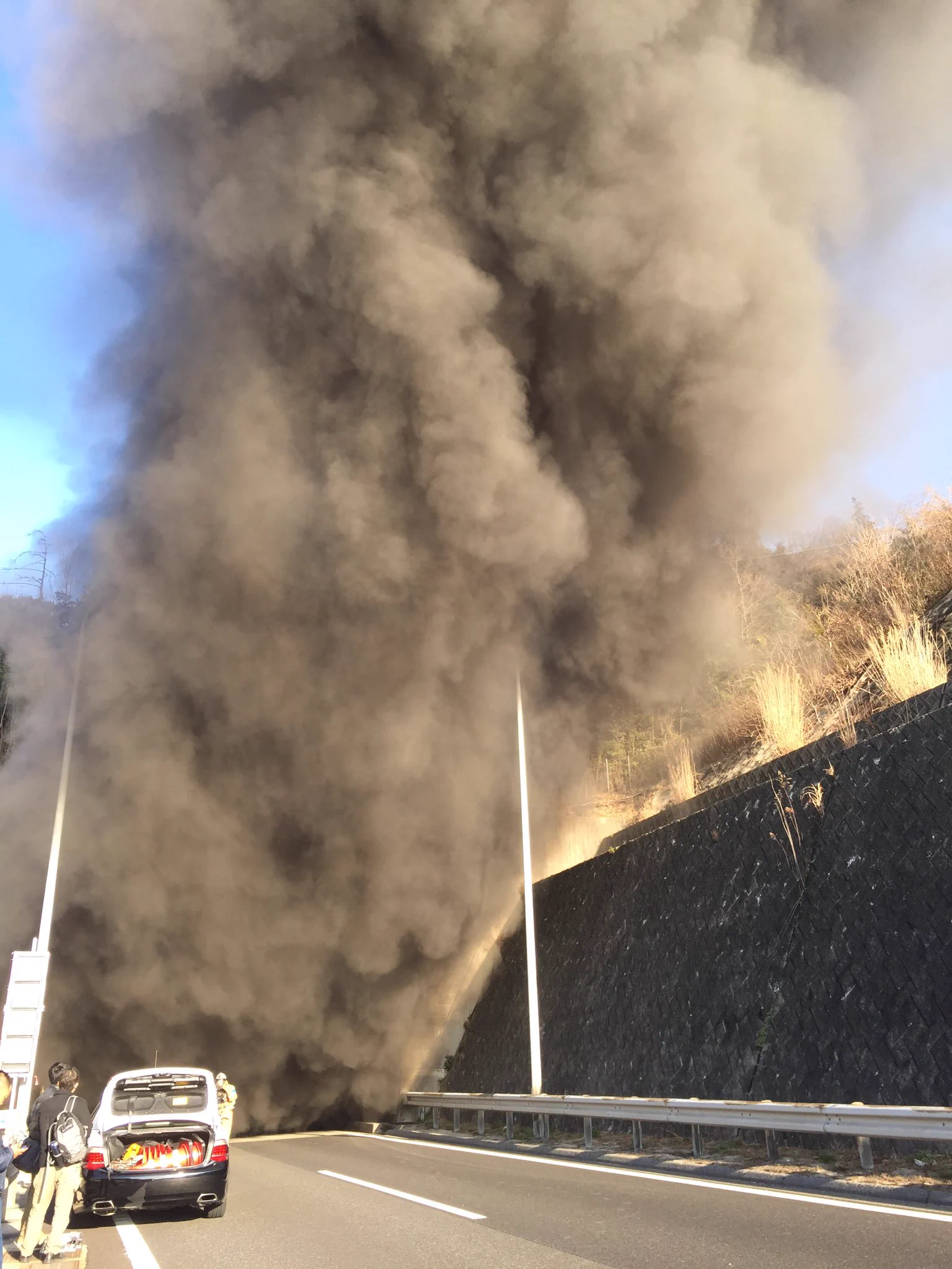 長いトンネルの真ん中で、トラックが爆発すると、こんな大惨事になる...