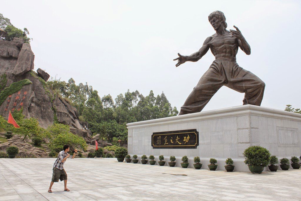 giant bruce lee statue