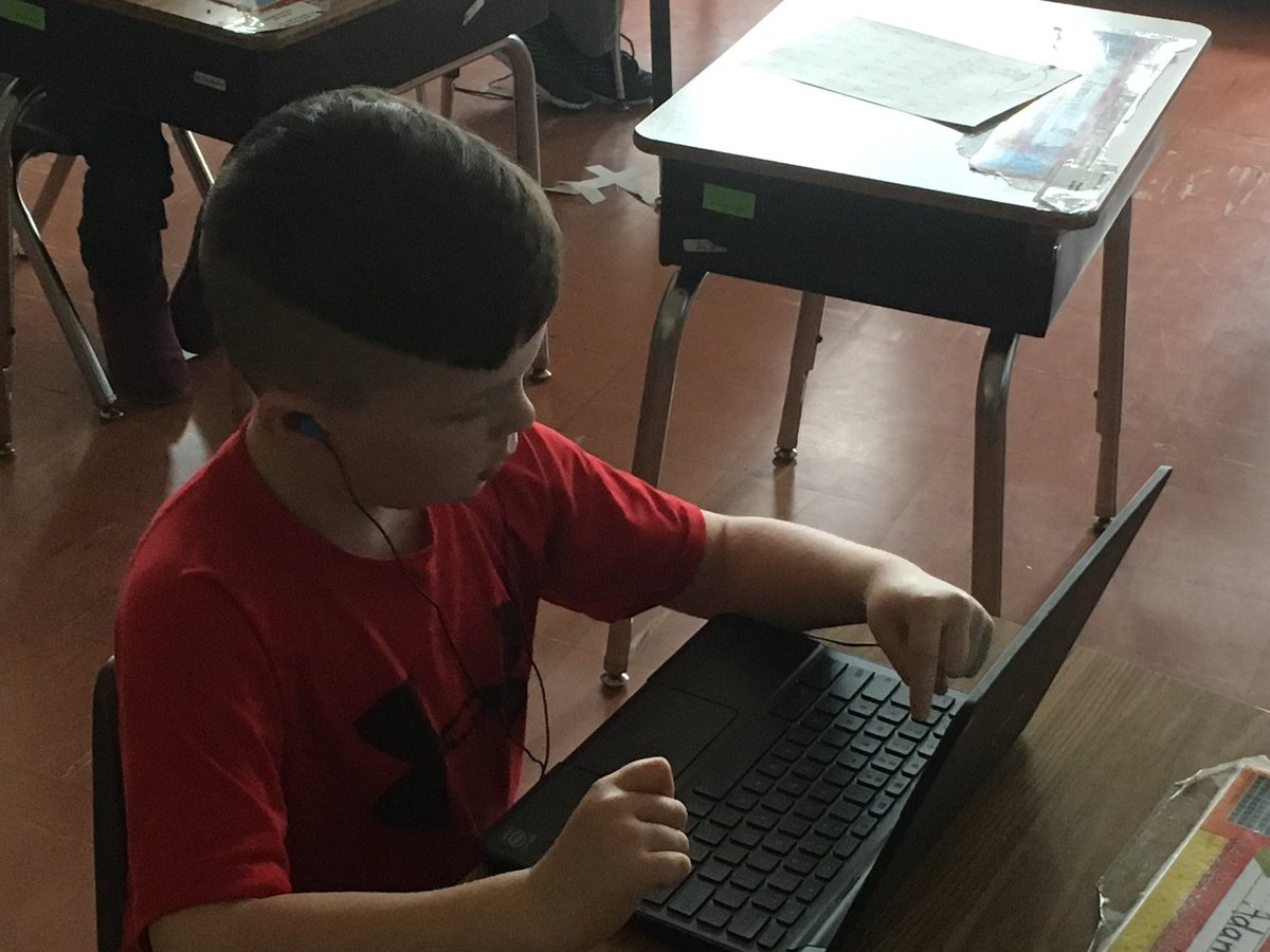ANikolaTech's tweet photo. Busy at work on chromebooks! #googleappsedu @wcsdtechdr @paulrubeo https://t.co/KpHNfuP12q
