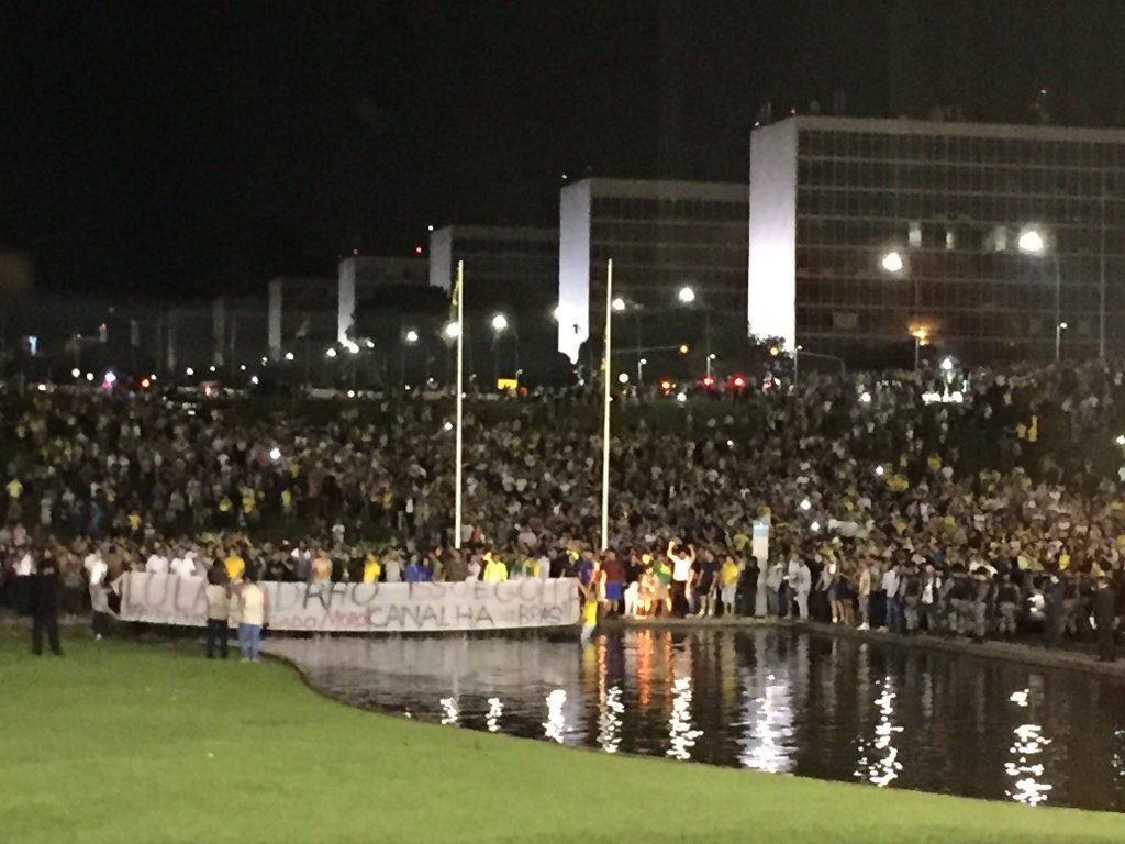 Rey_Brazil's tweet photo. View from #Brazil National Congress in #Brasilia now

10:15pm local time

#ocupabrasilia #brazil https://t.co/eMPw6R3Wba