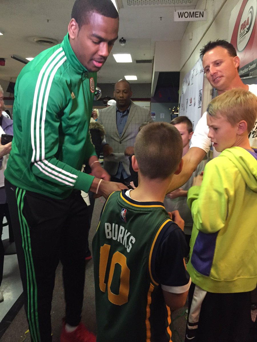 Wonderful turnout for "Strikes for Kids" hosted by <a href="/AlecBurks10/">Alec Burks</a> to raise money for Brighton a Life scholarship 🎳🏀