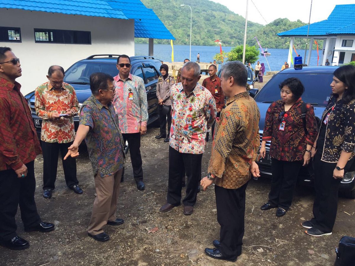 Dirjen PT <a href="/NarmokoPras/">Narmoko Prasmadji</a> &amp; Dirjen <a href="/Ditjen_PDSPKP/">Humas Ditjen PDSPKP</a> <a href="/NPerbowo/">Nilanto Perbowo</a> dampingi Wapres RI <a href="/Pak_JK/">Jusuf Kalla</a> dlm knjungan krja di Banda(17/3)