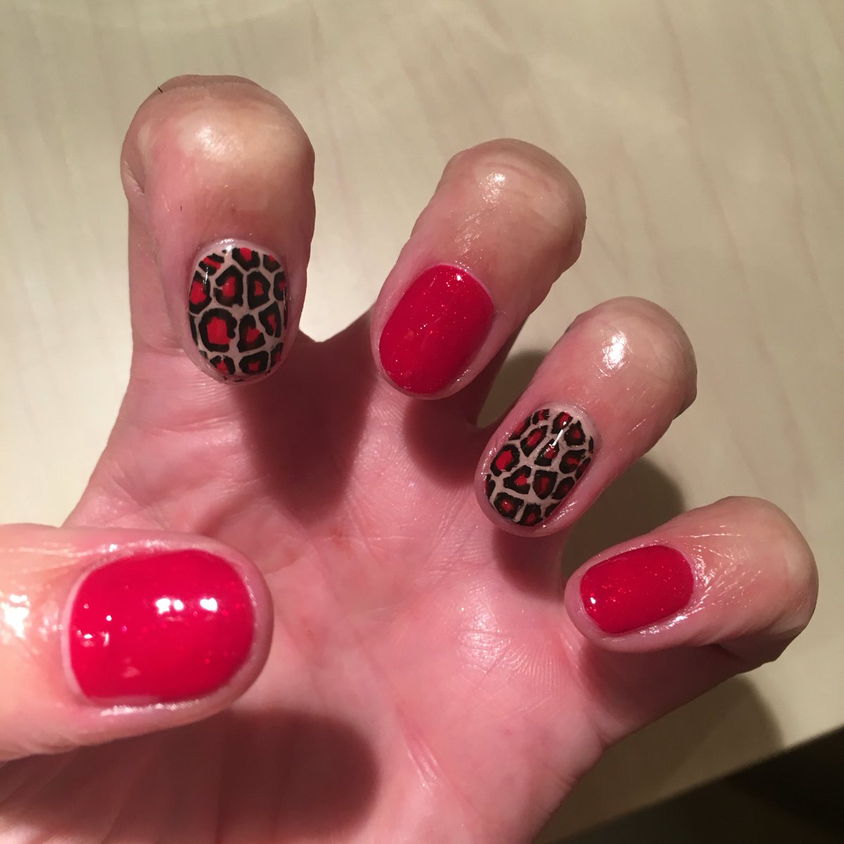 mel_finlayson's tweet photo. Birthday nails! 🎂🎈🎉🎁🍾
#CND #shellac #wildfire 
#ruby ritz #bare chemise
#nail art #leopard print https://t.co/SzUR9ar6BE