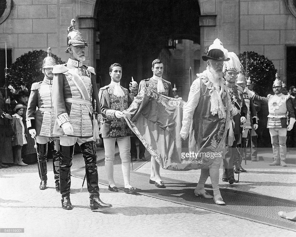 ラ公 100年ほど前までこのような衣装を着ていたドイツ南部のバイエルン王家ヴィッテルスバッハ家 これを思うと軍靴のバルツァーのバーゼルラントのフランツ王子の格好も可笑しくはないのではないかとすら思う 衛兵は甲冑ではないがライオン乗ってるし
