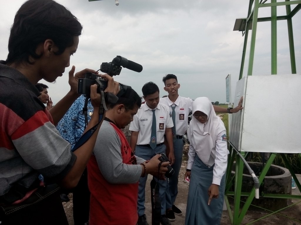 Mbak Della siswi @sma1blora menjelaskan cara kerja kincir angin solar cell pemompa air di depan wartawan tv, joss