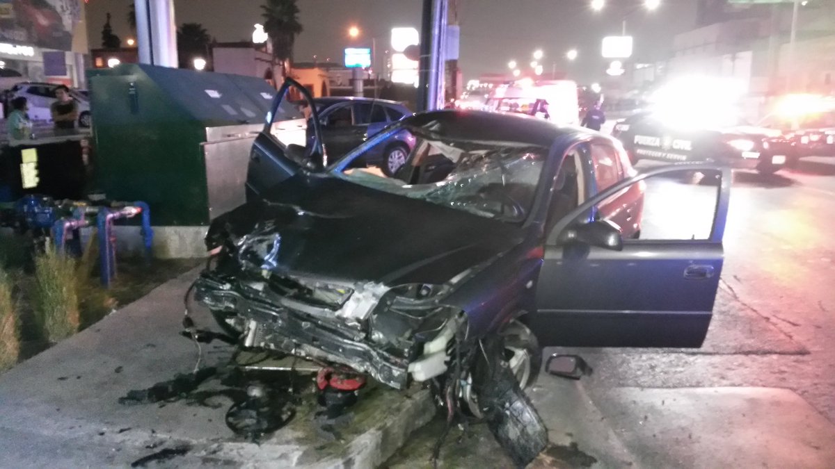 Atropella a peatón y se impacta 50 metros después - Cdu8P4VUIAE7DCr