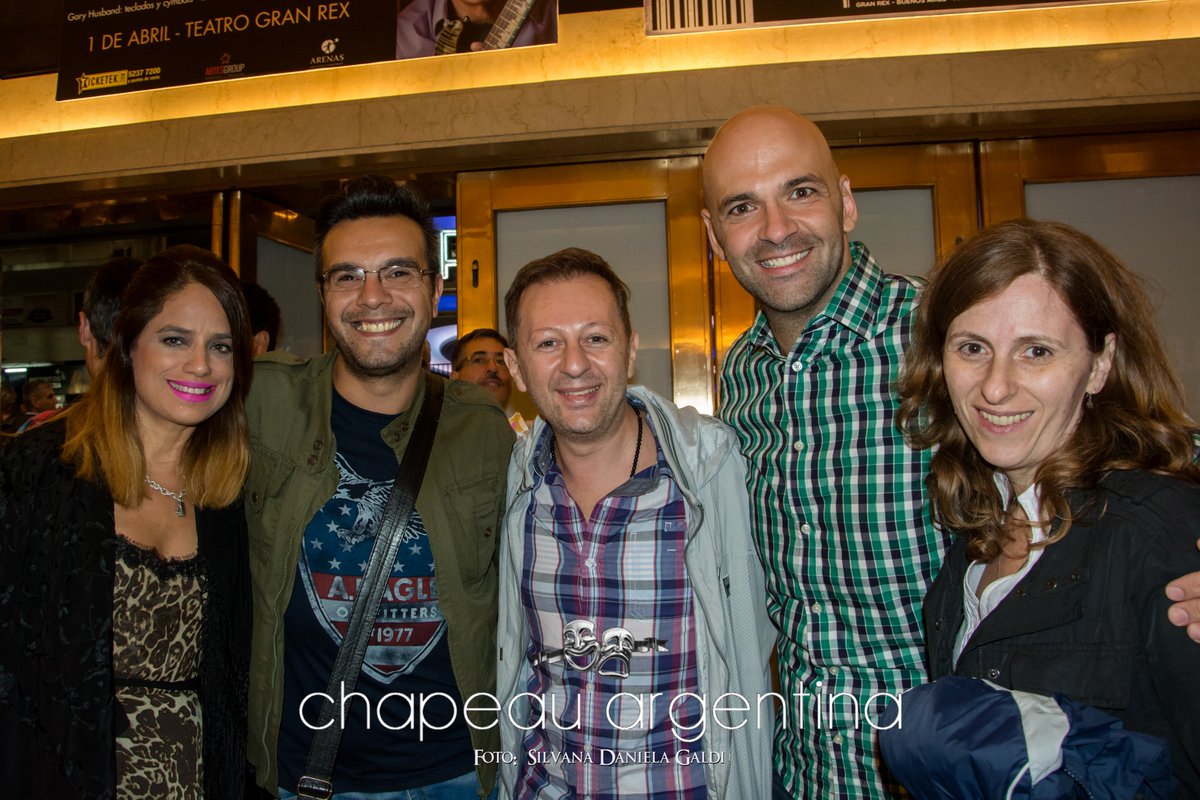 ChapeauOk's tweet image. 1st actor @NicoScarpino, husband and sister w/ @ChapeauOk at @olivianj @ @teatrogranrex #UnforgettableMagic
