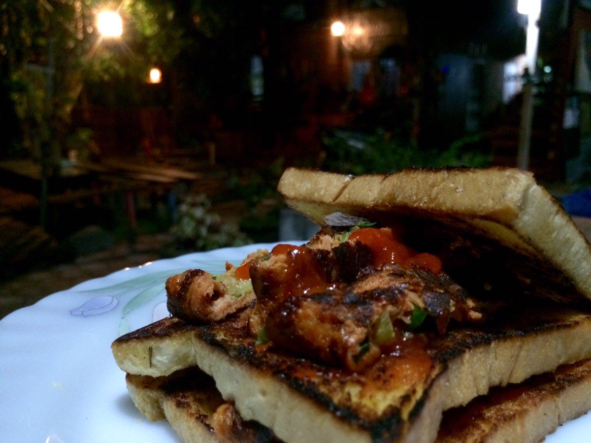 OwnRian's tweet photo. Spesifik menu kadai belanak: Kodak(kopicubadak)&amp; hot spaysi crispi.#eat #coffee #gallery #art @minangsedunia padang. https://t.co/Ahn5HpNTSd