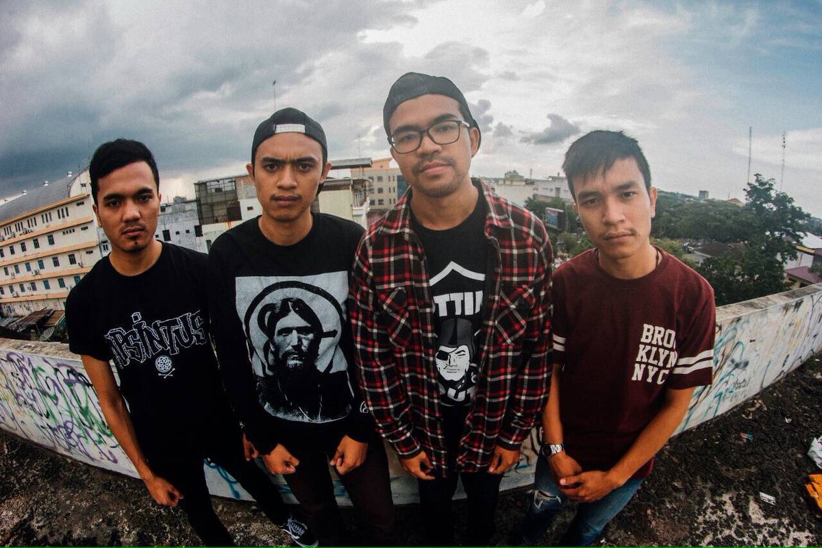 Apsintus 3 years strong 👊 happy anniversary @SbastianMarch <a href="/yogi_apsintus/">yogi</a> <a href="/reyyhutabarat/">HREY</a> 🍻