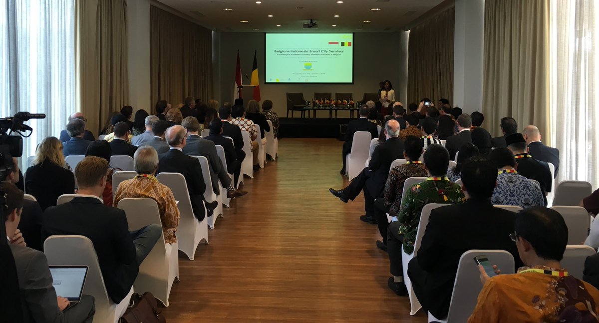 BelgiumMFA's tweet photo. #Smartcities enhance ec. dev. &amp; citizen participation. Princess Astrid &amp; delegation meet #Bandung Mayor @ridwankamil https://t.co/DPNWCpL9vC