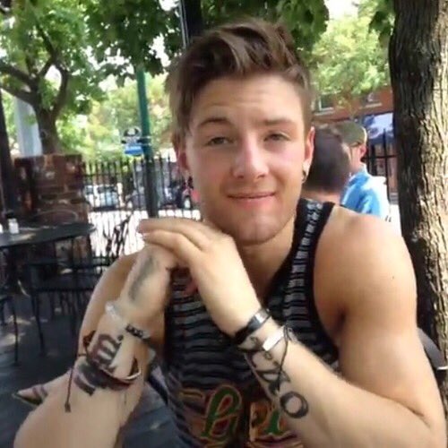 emblemquestion's tweet image. qual dessas foto você postaria do drew em seu Instagram com a legenda "my bae is so cute"