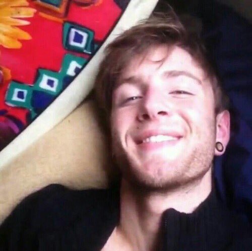 emblemquestion's tweet image. qual dessas foto você postaria do drew em seu Instagram com a legenda "my bae is so cute"