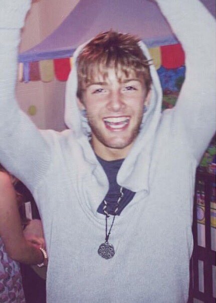 emblemquestion's tweet image. qual dessas foto você postaria do drew em seu Instagram com a legenda "my bae is so cute"