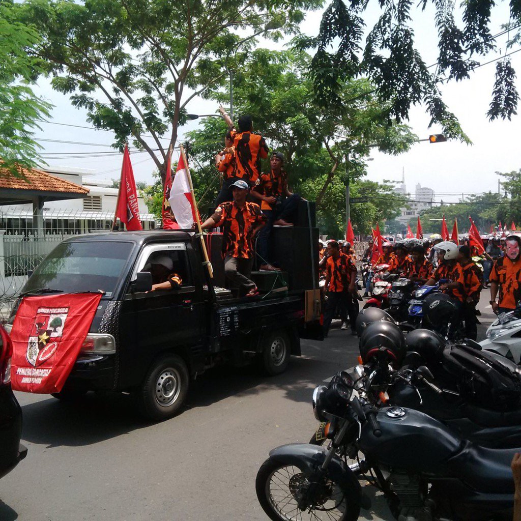 Aksi orasi Ormas Pemuda Pancasila di depan Rumah Dinas Kajati Jatim