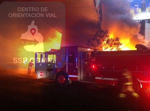 Fuerte incendio en La Raza - CduQJmoUsAAvA2E