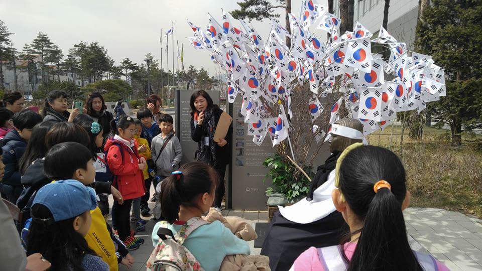 you5834's tweet photo. 성남화랑초 3학년 학생들의 내고장성남 현장체험학습을 하고 있습니다.교과서에서만 배우는 지식보다는 현장체험을 통한 민주시민 토대마련과 정주의식을 고취하는 교육도 중요하죠^^이런 교육이 성남형 교육입니다.#성남시 https://t.co/TwmEIumSZi