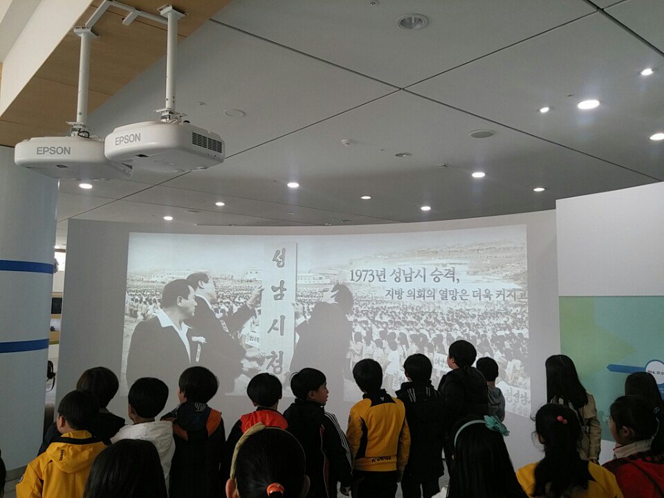 you5834's tweet photo. 성남화랑초 3학년 학생들의 내고장성남 현장체험학습을 하고 있습니다.교과서에서만 배우는 지식보다는 현장체험을 통한 민주시민 토대마련과 정주의식을 고취하는 교육도 중요하죠^^이런 교육이 성남형 교육입니다.#성남시 https://t.co/TwmEIumSZi