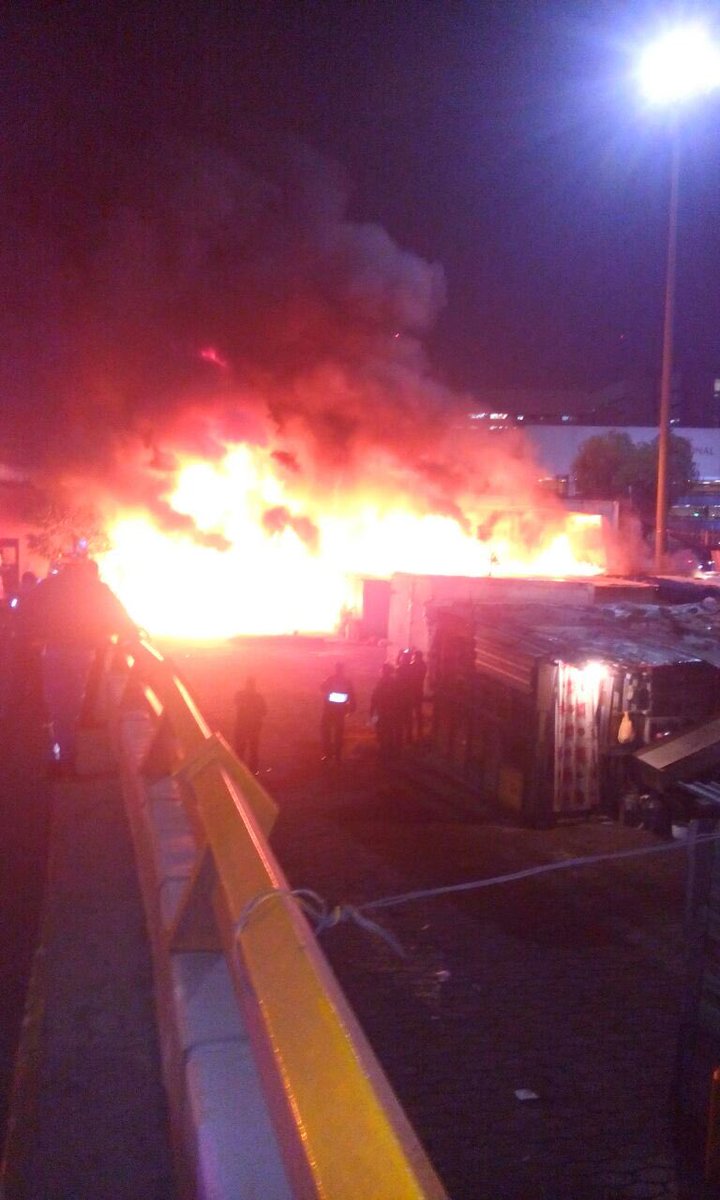 Fuerte incendio en La Raza - CduUKZnUIAAi0iE