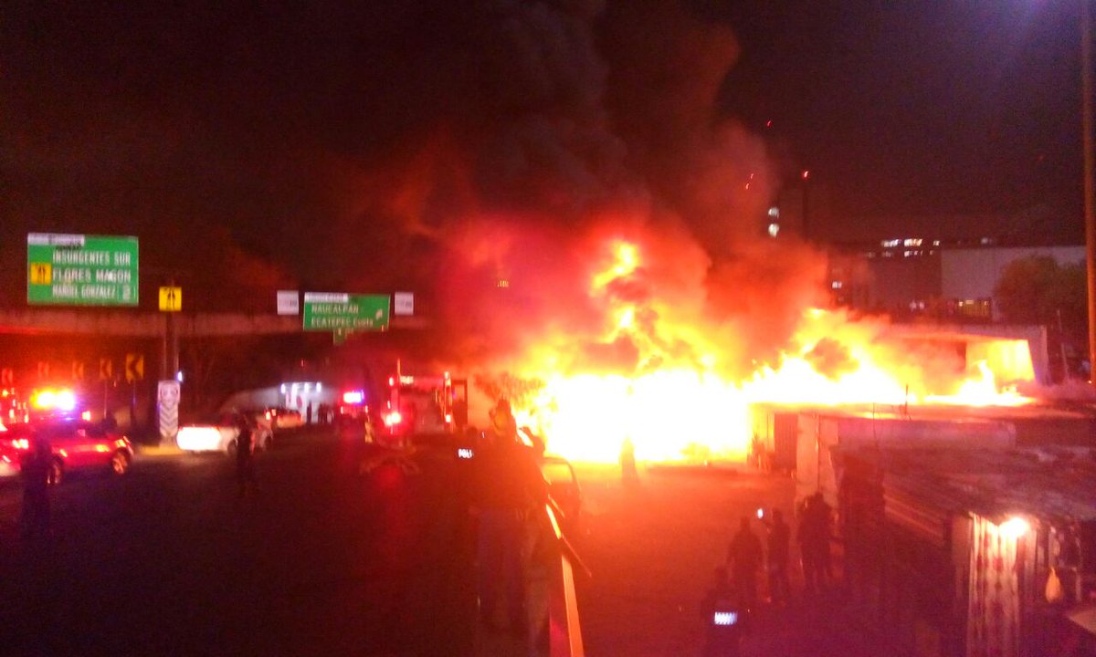 Fuerte incendio en La Raza - CduUfYyUIAE07yQ