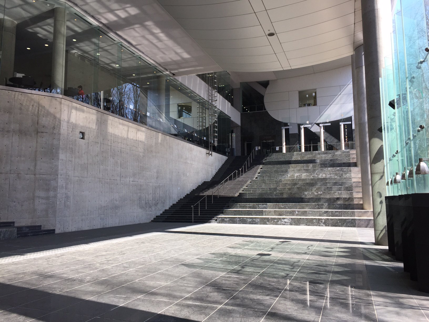 宮城県図書館 宮城県図書館で映画 図書館戦争 The Last Mission のロケ撮影が行われました 監督や出演者の皆さんから 映画の舞台となった地形広場に カミツレ広場 という愛称を付けて頂いたのを記念してパネルを設置しました T Co