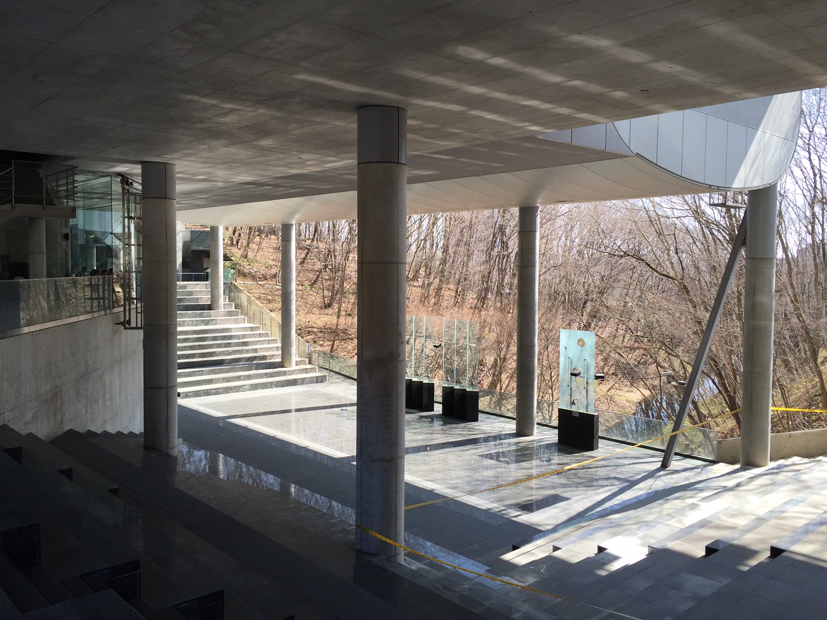 宮城県図書館 宮城県図書館で映画 図書館戦争 The Last Mission のロケ撮影が行われました 監督や出演者の皆さんから 映画の舞台となった地形広場に カミツレ広場 という愛称を付けて頂いたのを記念してパネルを設置しました T Co