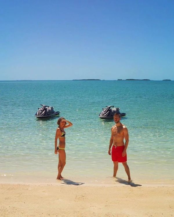 TaylorSwiftFV2's tweet photo. Taylor and Calvin Vacation! https://t.co/D8MYikmATc