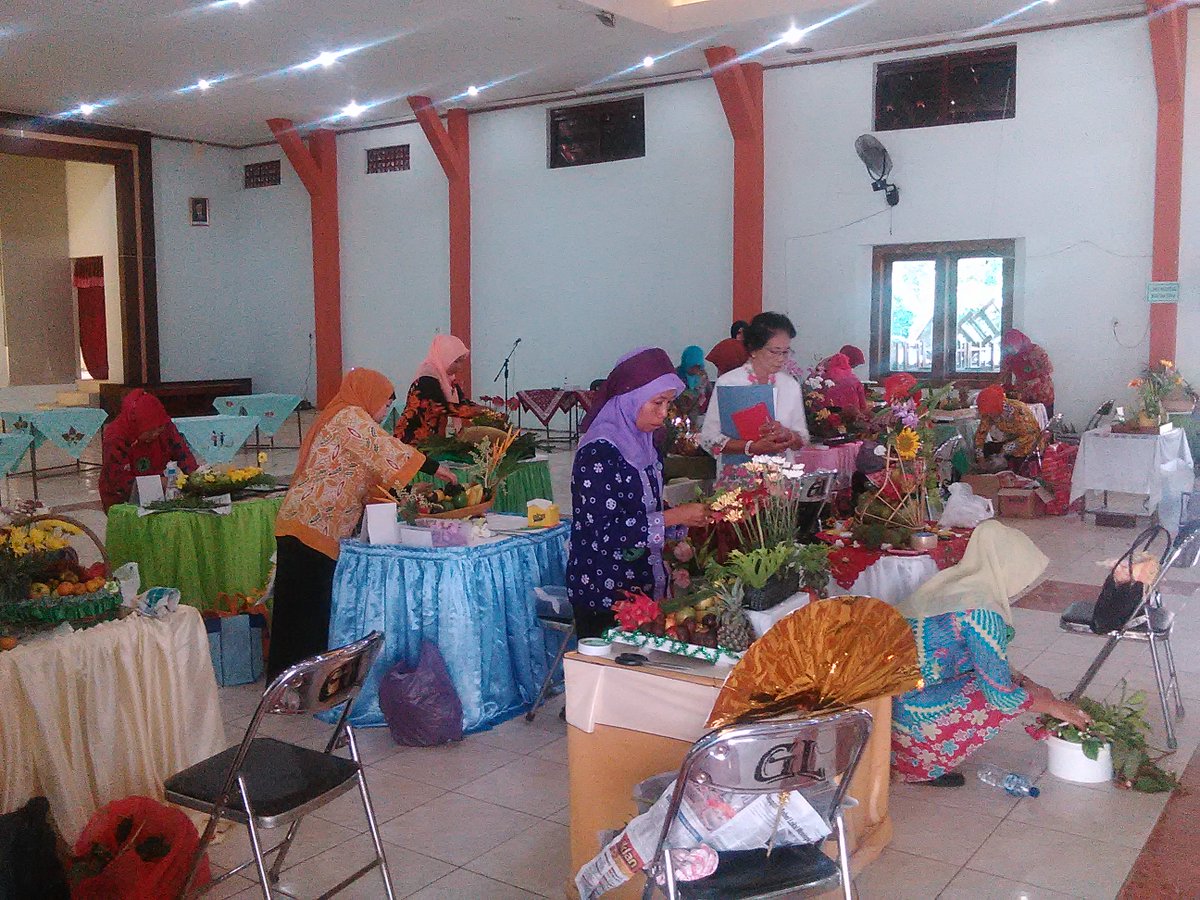 suasana lomba menghias buah di gedung sasana bhakti blora :)
