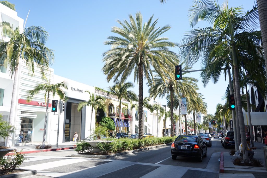 PommieTravels's tweet photo. Pretty Woman yeah yeah yeah ๐ถ Had to put the @Spotify on before walking down Rodeo Drive @KLM_UK #KLMusicGuide https://t.co/tT0X6D01Hm