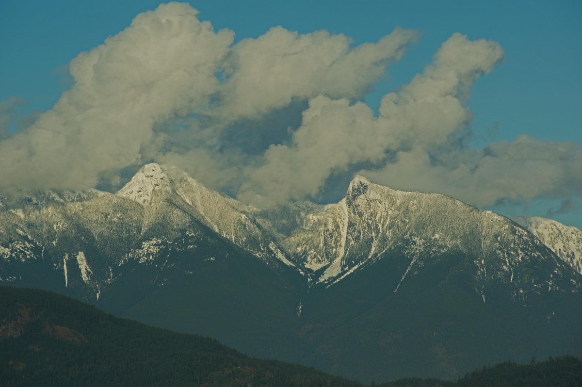JohnSelma's tweet photo. North Shore Mountains from the North side + three from the Sunshine Coast today. https://t.co/MXg2xzKJXW