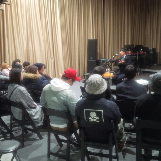 현재 은평음악창작지원센터에서 2015 K-루키즈 수료식이 진행되고 있는데요, 안테나뮤직 대표님과 산타뮤직 A&amp;R 팀장님이 들려주는 매니지먼트 비지니스와 홍보에 대한 실전 강의를 귀담아 듣고 있습니다. :-)