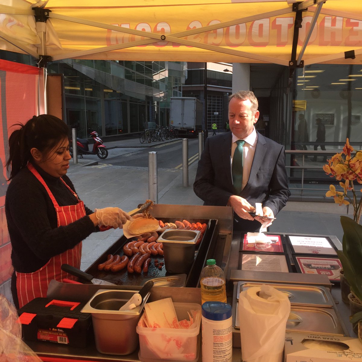 BigAppleHotDogs's tweet photo. This is a financier from THE Big Apple wolfing down his second #PimpSteak #WolfOnWallStreet ? https://t.co/hQaMeC5l9E