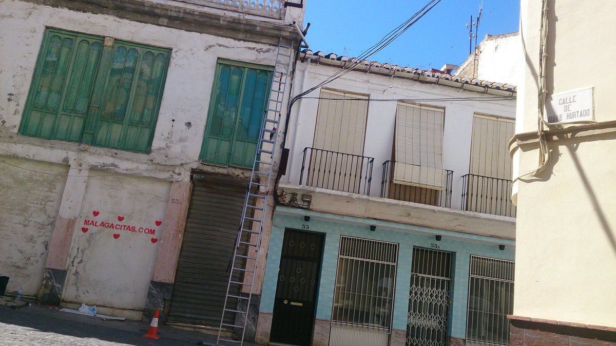 NoticiasDMalaga's tweet photo. Embellecimiento de fachadas con lonas artísticas de cara a Semana Santa de @aytovelezmalaga https://t.co/KJulYAQPHk
