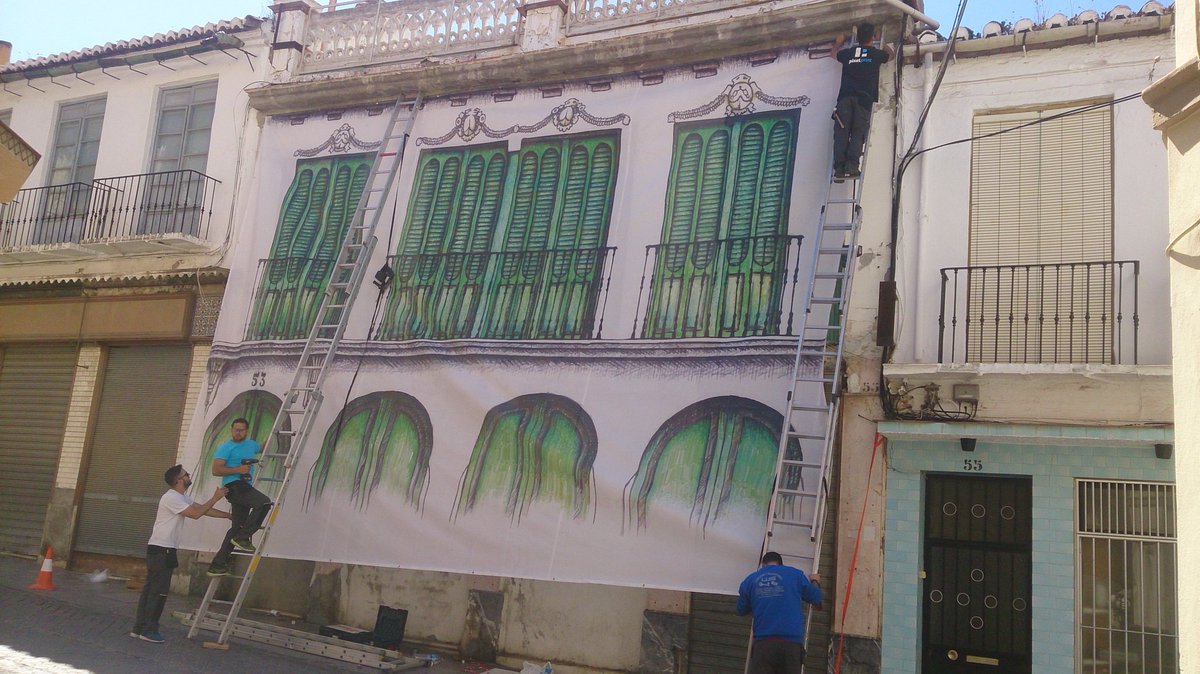 NoticiasDMalaga's tweet photo. Embellecimiento de fachadas con lonas artísticas de cara a Semana Santa de @aytovelezmalaga https://t.co/KJulYAQPHk