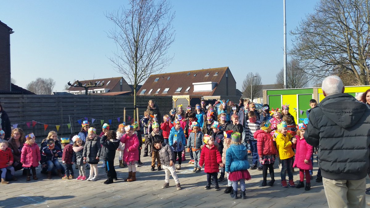 Kinderen <a href="/degouwaert/">De Gouwaert</a> + peuterspeelzaal 't Vlindertje #Goudswaard en wethouder @GCdenBoer scheppen grond om de boom