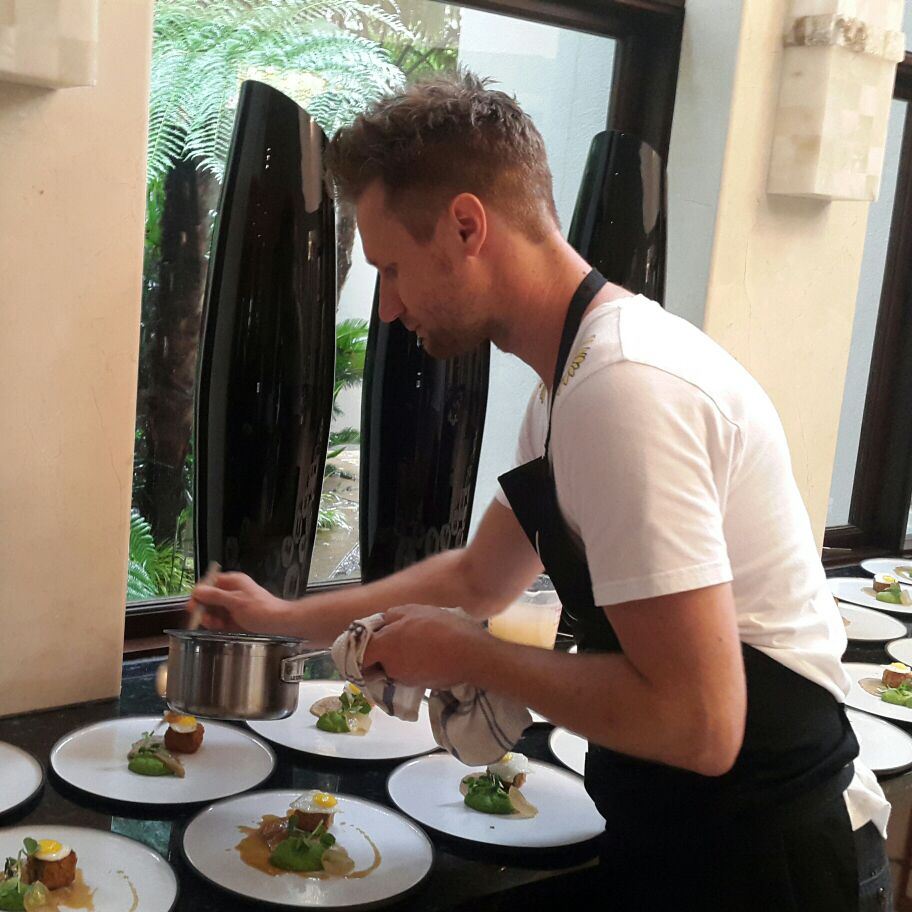 PhilMphela's tweet photo. Chef @neilanthony prepares our starter. #privatechef @foodnetworksa https://t.co/YPzid47sp4