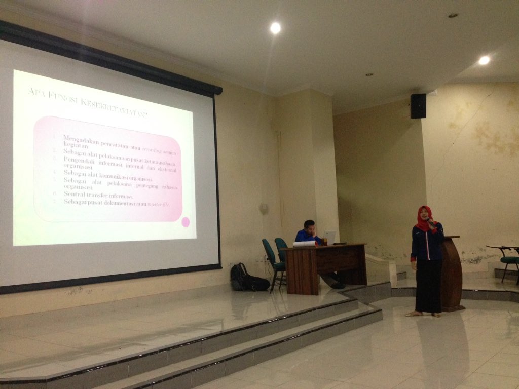 materi kedua bertema kesekretariatan oleh Rizka Aulia. #maganglemfkuii16