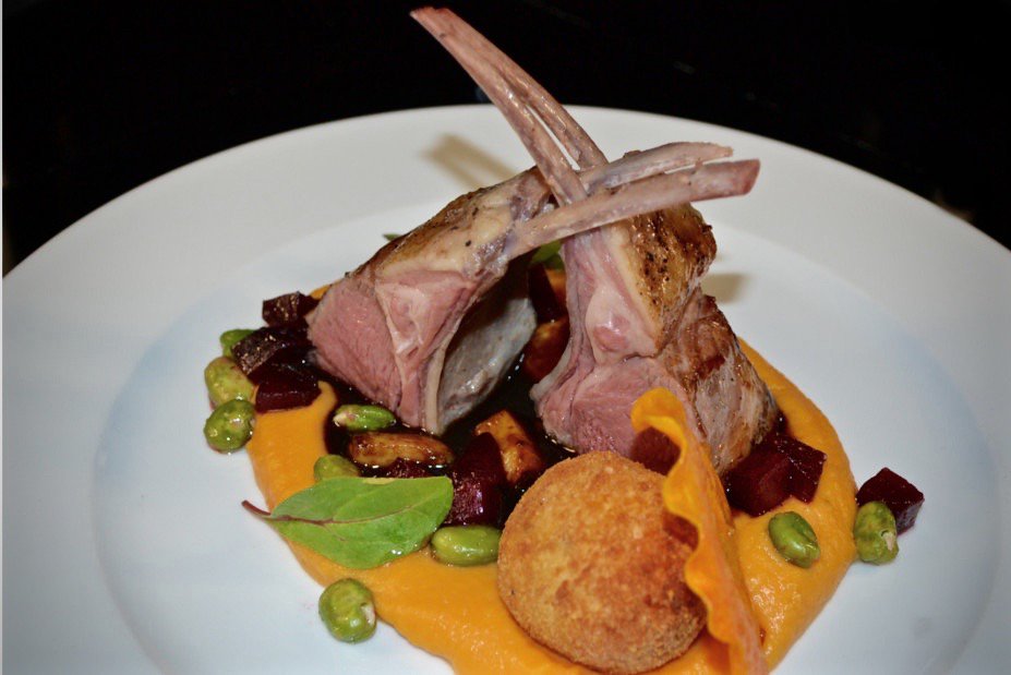 LCAPRG's tweet image. Pečený jehněčí hřebínek tažený ve vákuu s batátovým pure.  Rezerevace online: lacasaargentina.eu/czech/rezervace