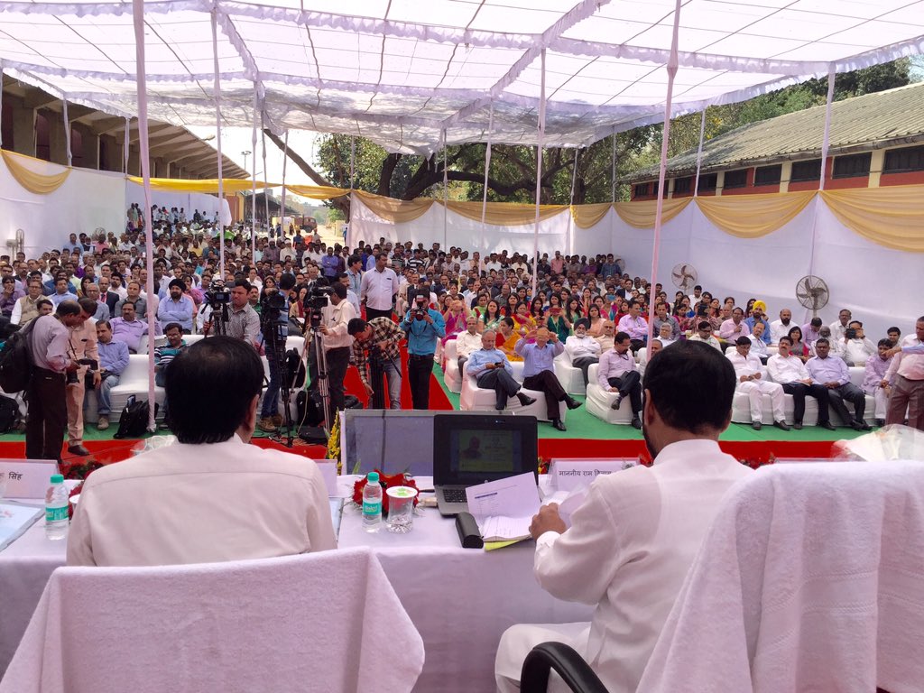 irvpaswan's tweet photo. मायापुरी, दिल्ली में FCI के डिपो ऑन-लाइन समारोह मे उपस्थित जन समूह को संबोधित करते हुए https://t.co/O5qFIi0iIU