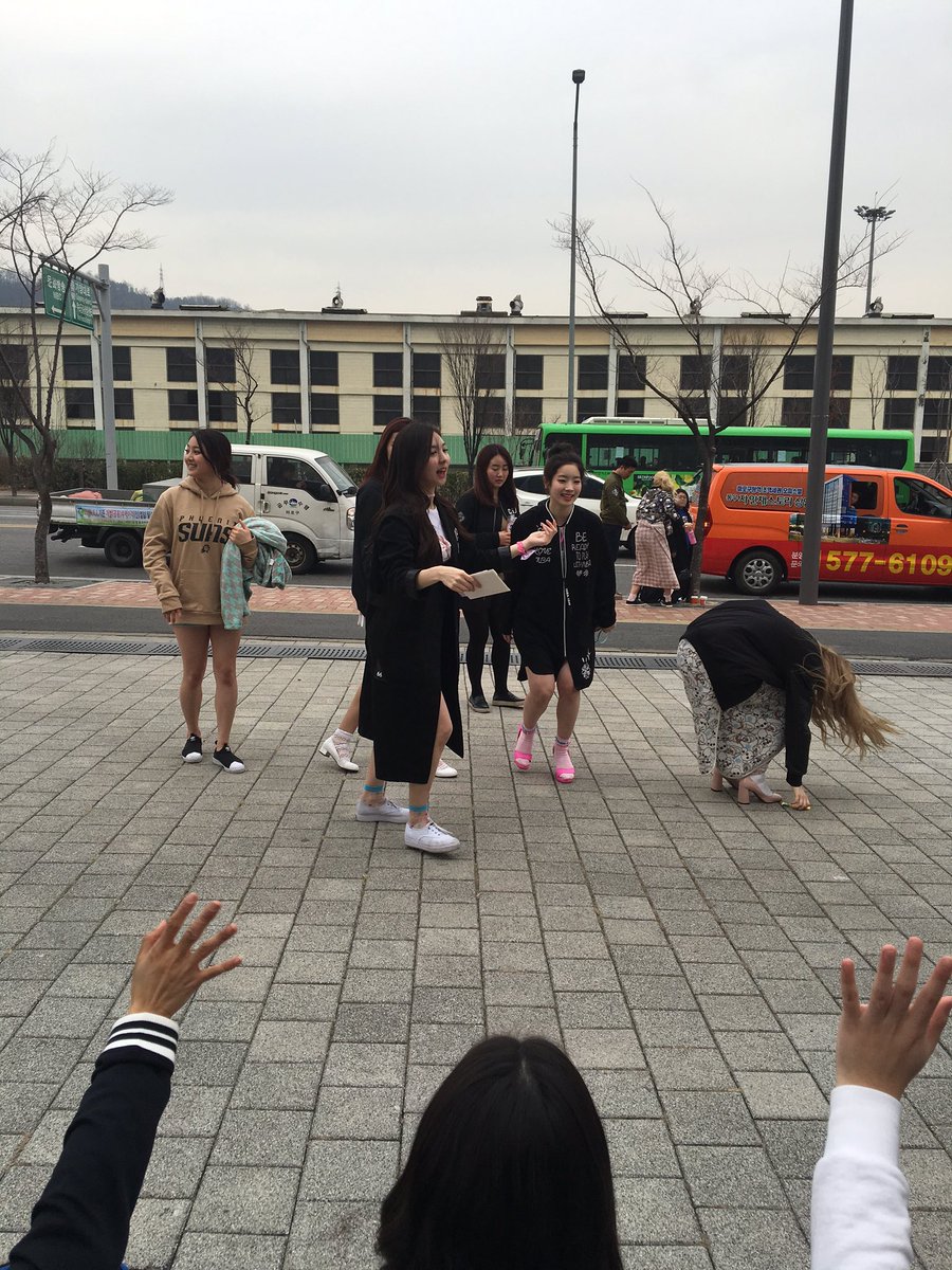 [트와이스] 팬들이 준비한 생일선물에 감동받은 미나리 | 인스티즈