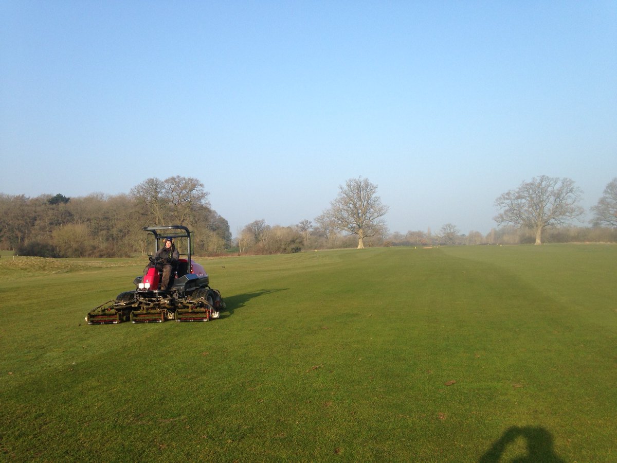 andygeorge1984's tweet photo. Got the new 26" unit fairway mower from @baronessuk on demo @SherfieldOaksGC. It's good! https://t.co/PDUJpnHKEc