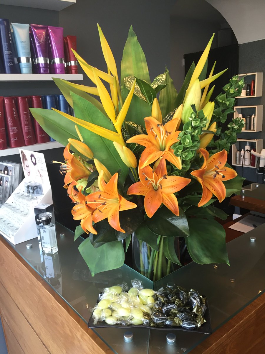 _TheCourtyard's tweet photo. New flowers in the salon! https://t.co/18kMrdRXwN