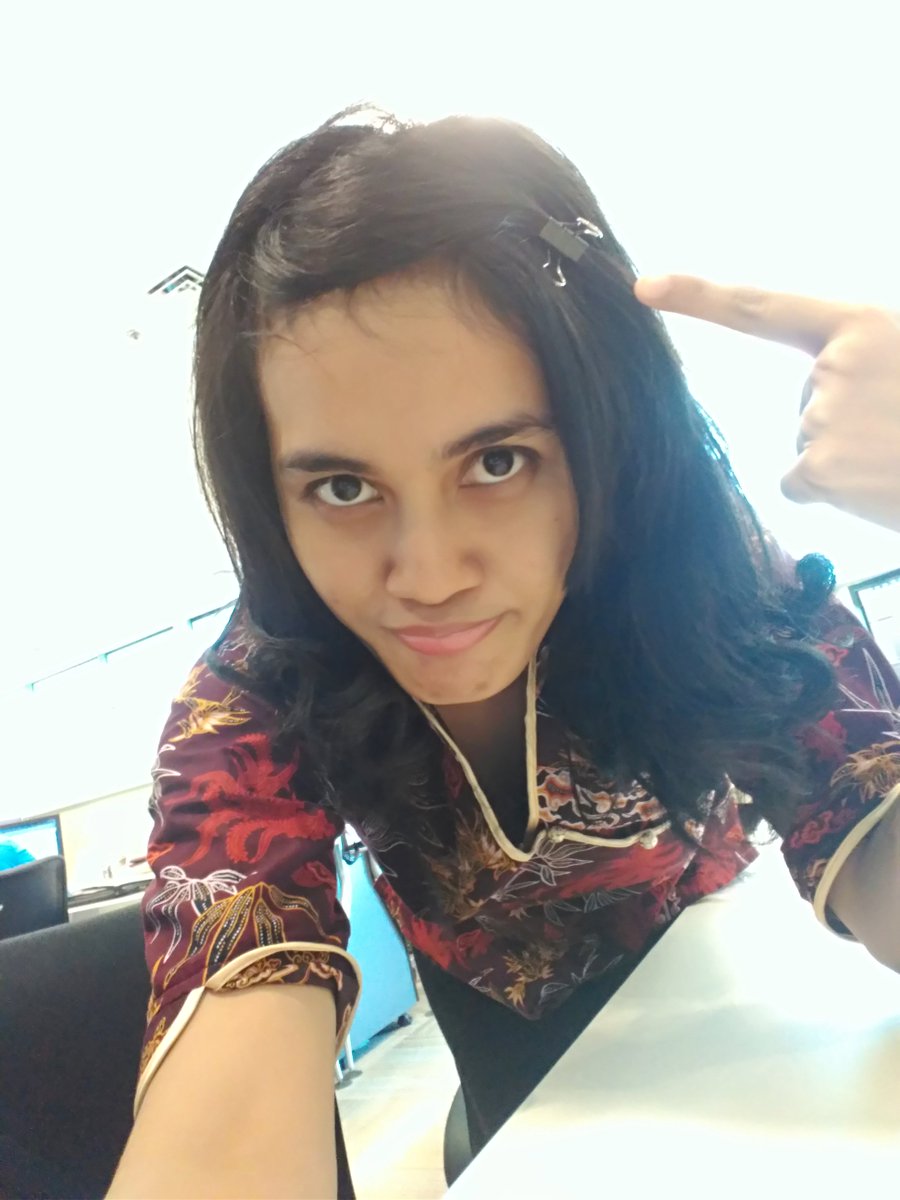 Gak ada jepitan buat poni, binder clips pun jadi...
Baguslah hasilnya walaupun jenongnya kelihatan