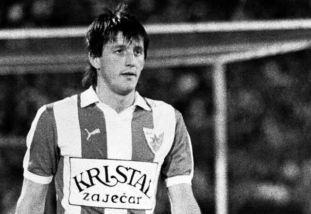 MozzartSport's tweet photo. Srce, ruke i lopata https://t.co/JO7RY5hsNe #prelazzi by @capgrasdelusion #musemic https://t.co/PhWQgnXzw6