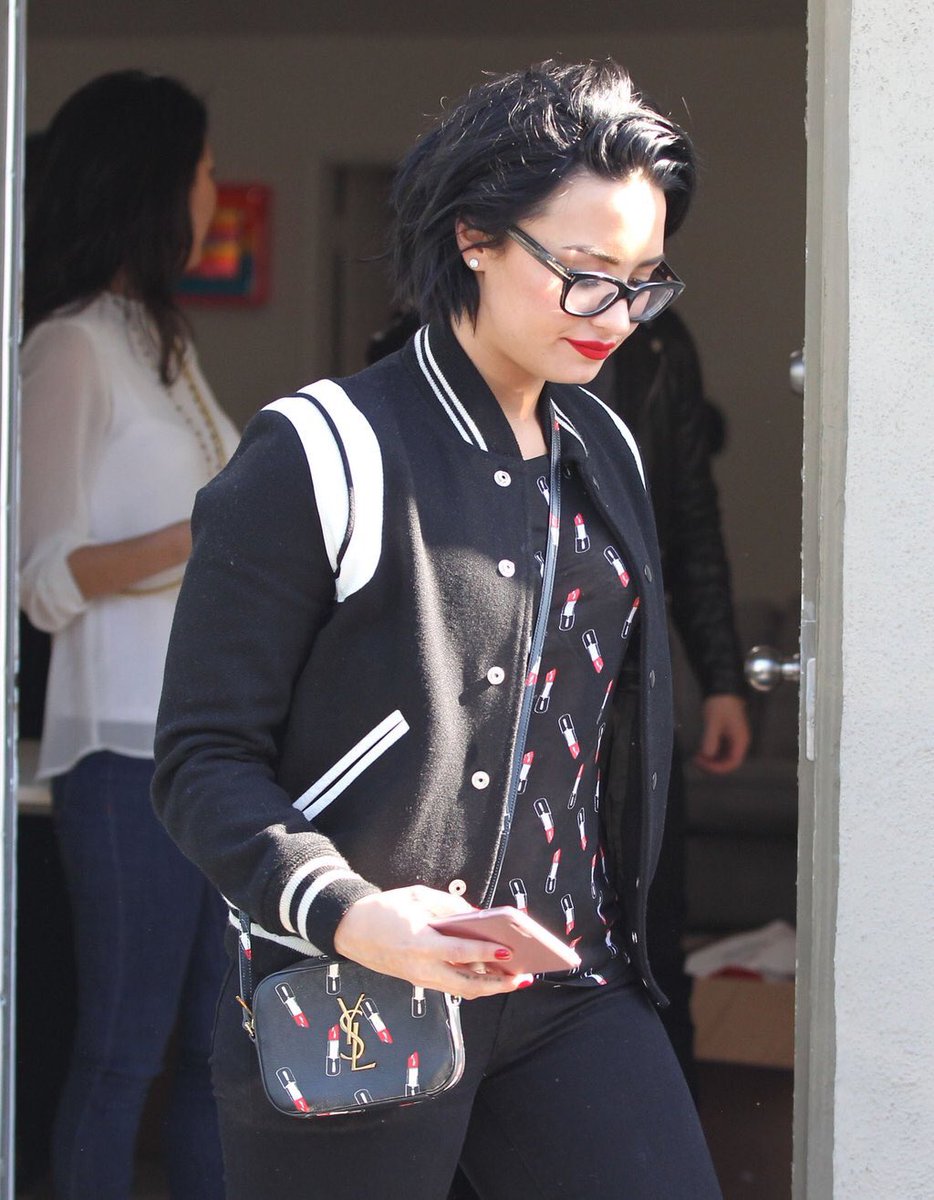 iLovatoFrance's tweet photo. Demi sortant de studio avec Nick Jonas - Los Angeles - 16 mars 2016 #4 https://t.co/kMYo0tEnON