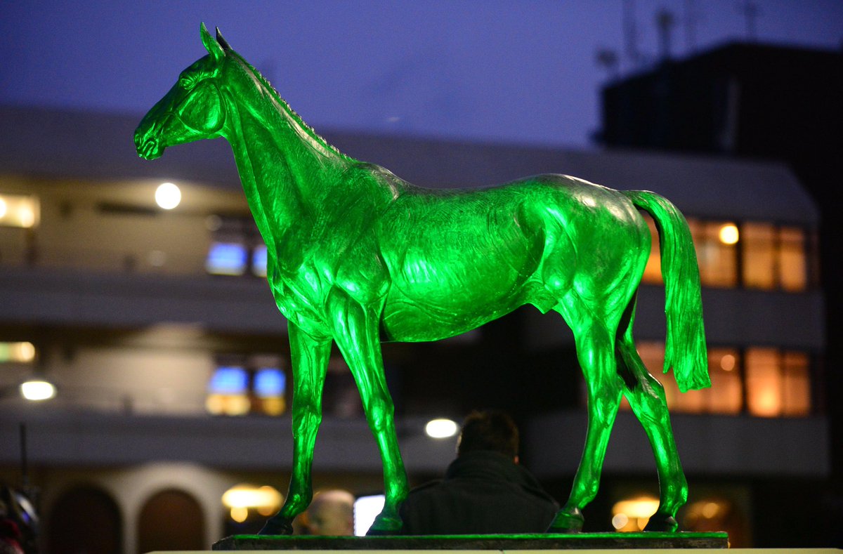 HRIRacing's tweet image. Happy #StPatricksDay from two @CheltenhamRaces #GoldCup legends #Arkle and #DawnRun 🍀🐎🍀 #goracinginireland